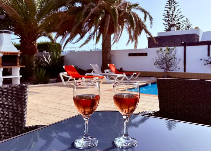 Three Palms Villa, 빌라 *