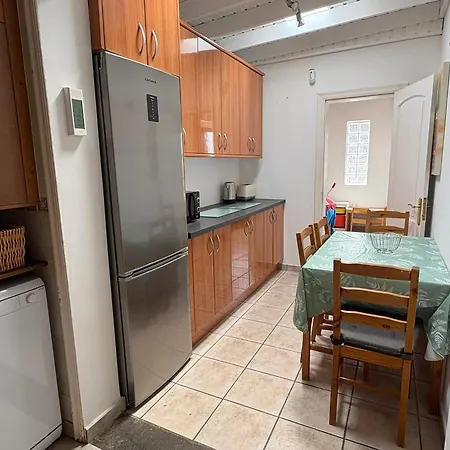 Three Palms Villa, Villa *